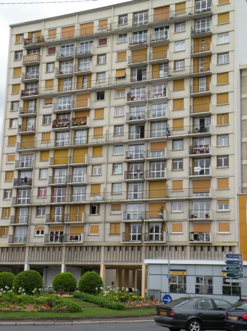  mmeuble aux volets jaunes, quartier de la gare